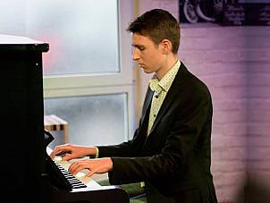 Tristan am Klavier bei einem Privatauftritt