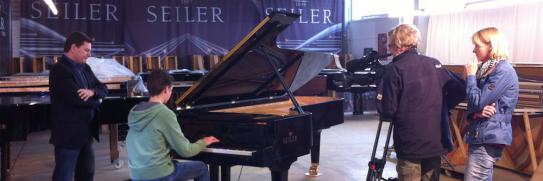 Tristan bei Filmaufnahmen am Flügel