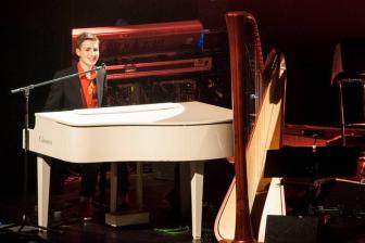 Tristan beim Benefizkonzert am Flügel