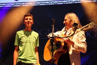 Tristan mit Gitarrist auf der Bühne