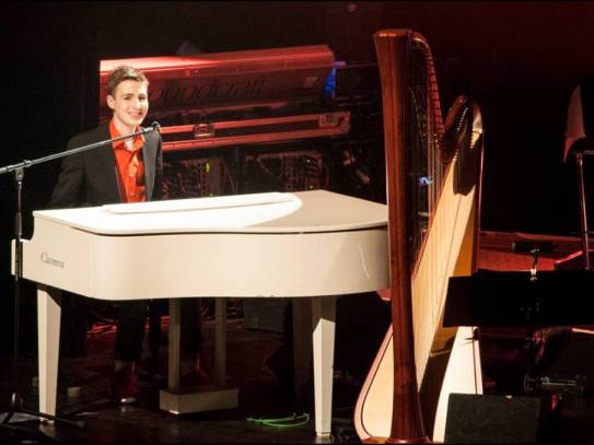 Tristan beim Benefizkonzert am Flügel