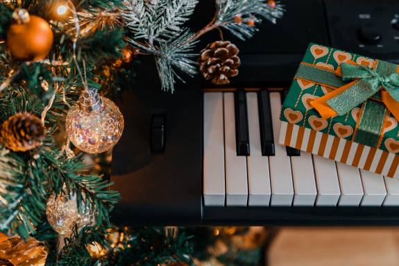 Klavier mit Tannenzweigen und Christbaumkugeln