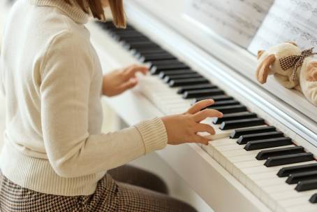 Mädchen spielt auf einem Klavier